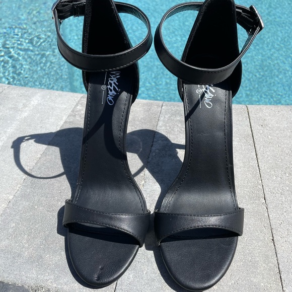 Black heels - Picture 3 of 3